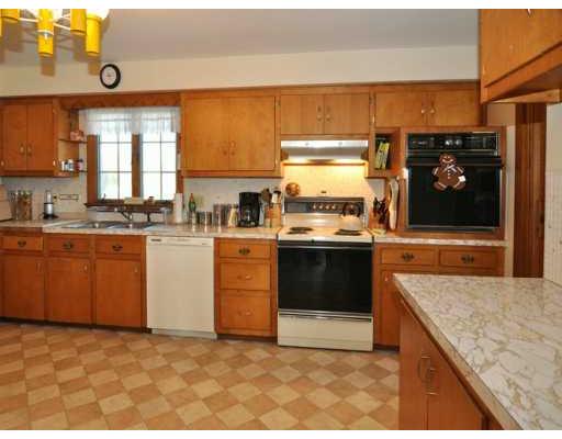 40 Robin Road Portsmouth, RI 02871 - Photo 9 of 12 Kitchen.