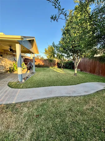 a view of a backyard