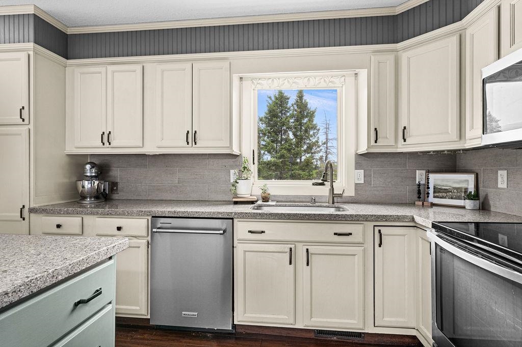 803 Almac Drive Proctor, MN 55810 - Photo 12 of 34