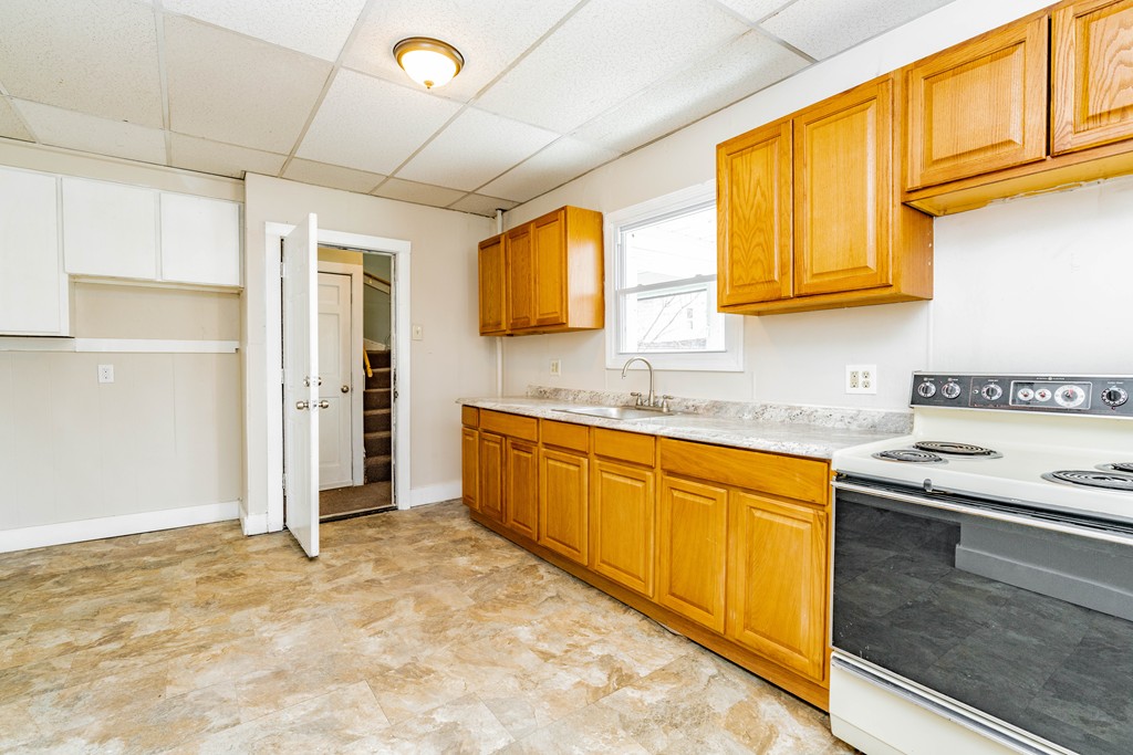 17 Marble Street Springfield, MA 01105 - Photo 4 of 37