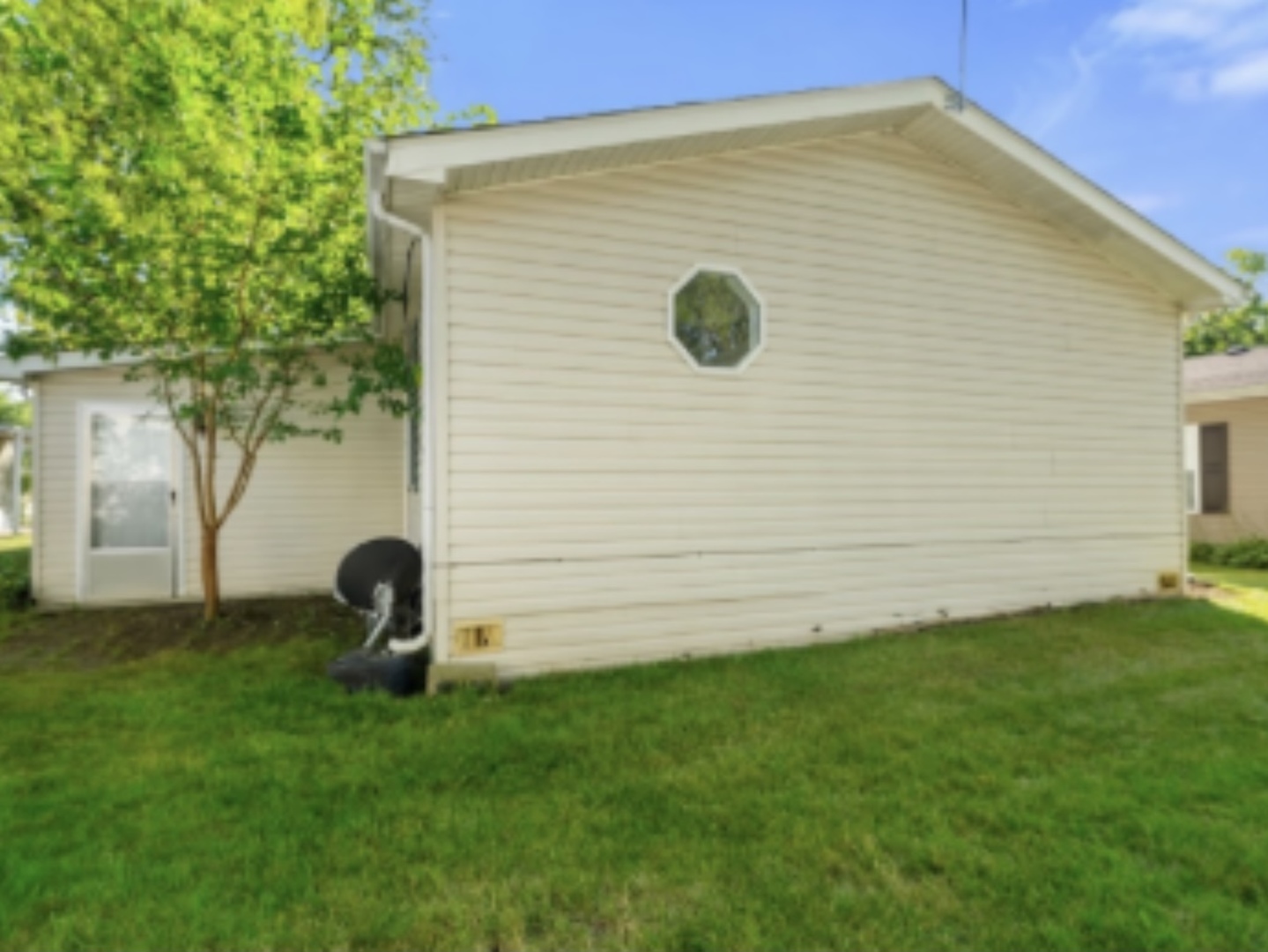 1052 Lake Terrace Road Elgin, IL 60123 - Photo 8 of 9 a view of a backyard with a garden