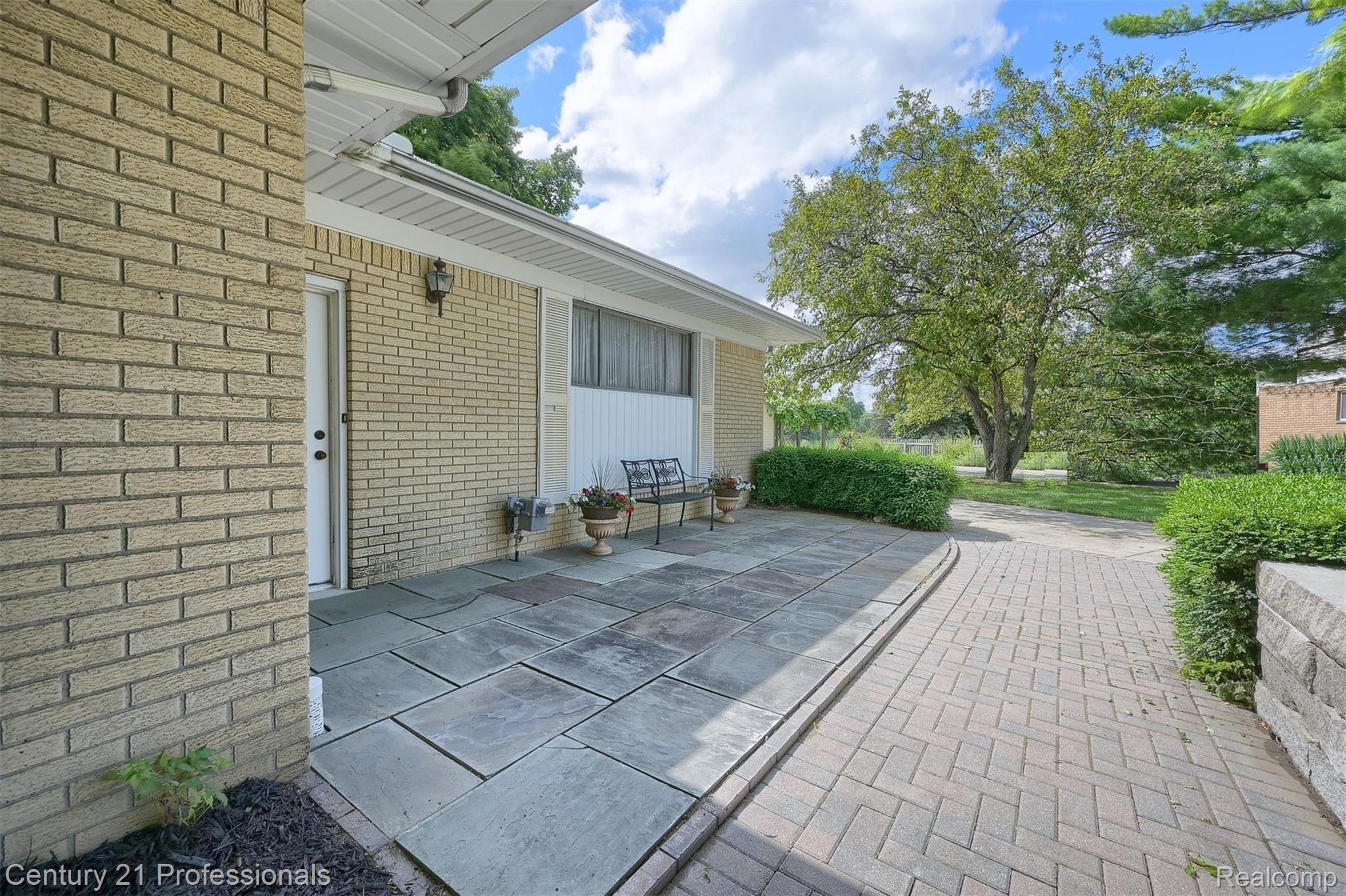 865 Briar Court Rochester, MI 48309 - Photo 3 of 39 3-Front-Patio.jpg