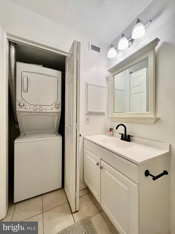 $1,890 | 3304 Wyndham Circle, Unit 238, Alexandria, VA 22302