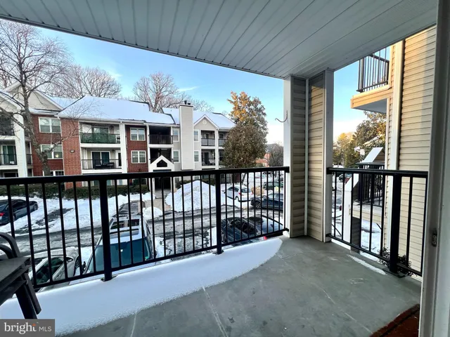 $1,890 | 3304 Wyndham Circle, Unit 238, Alexandria, VA 22302