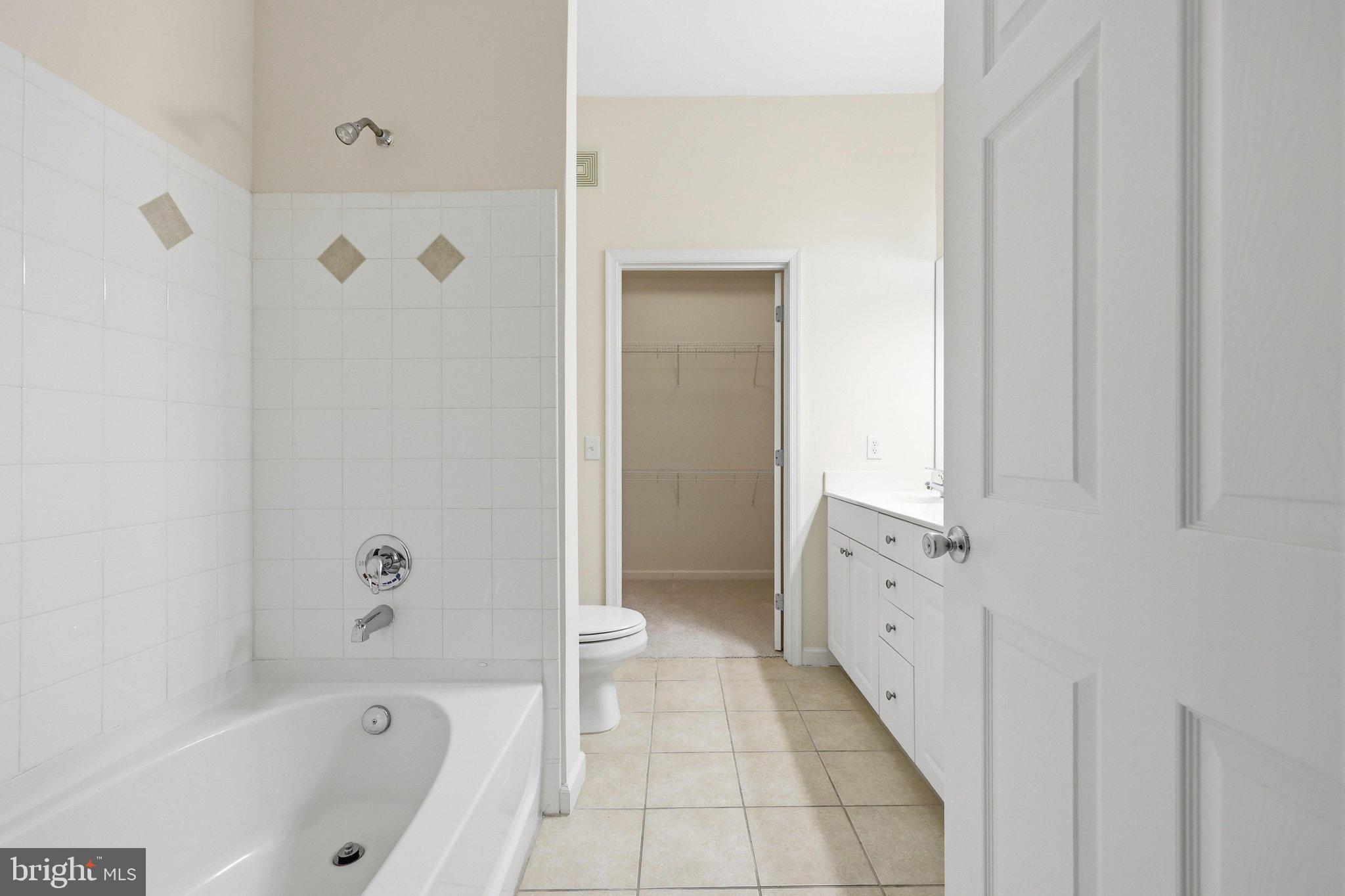 7 Booth Street, Unit 110 Gaithersburg, MD 20878 - Photo 26 of 50 2nd bedroom en suite bathroom