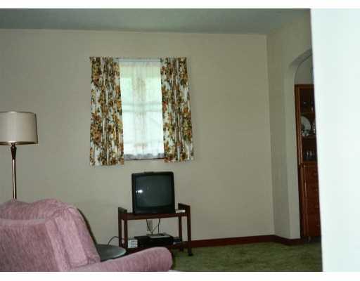 344 Boggs Road Imperial, PA 15126 - Photo 4 of 7 Living Room.