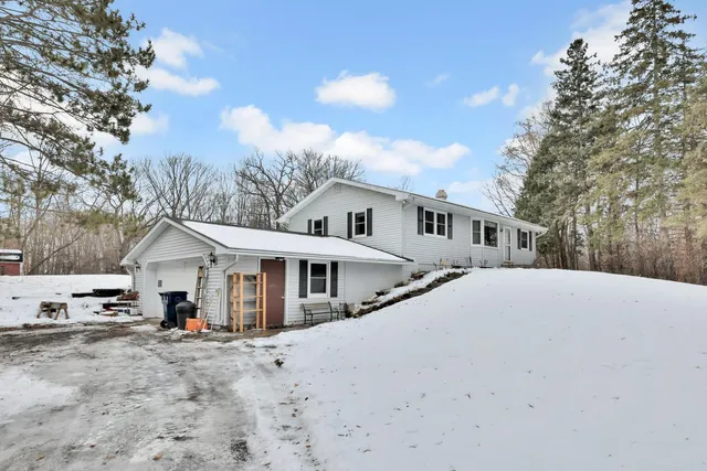 $350,000 | 15385 310th Street, Center City, MN 55012