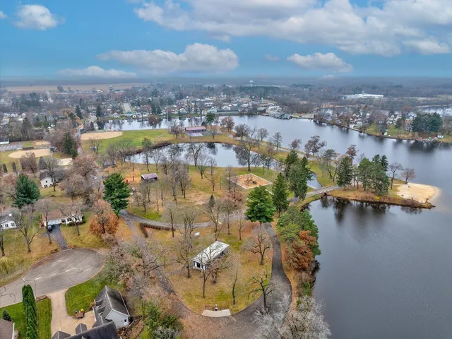 $615,000 | 506 Lake Shore Drive, Pardeeville, WI 53954