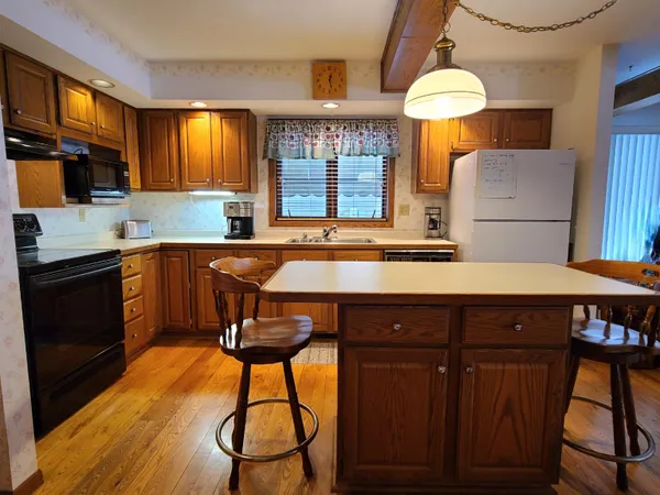 $599,900 | 506 Lake Shore Drive, Pardeeville, WI 53954