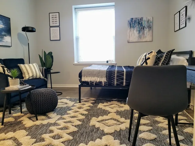 $1,150 | 5240 North Winthrop Avenue, Unit 311, Chicago, IL 60640