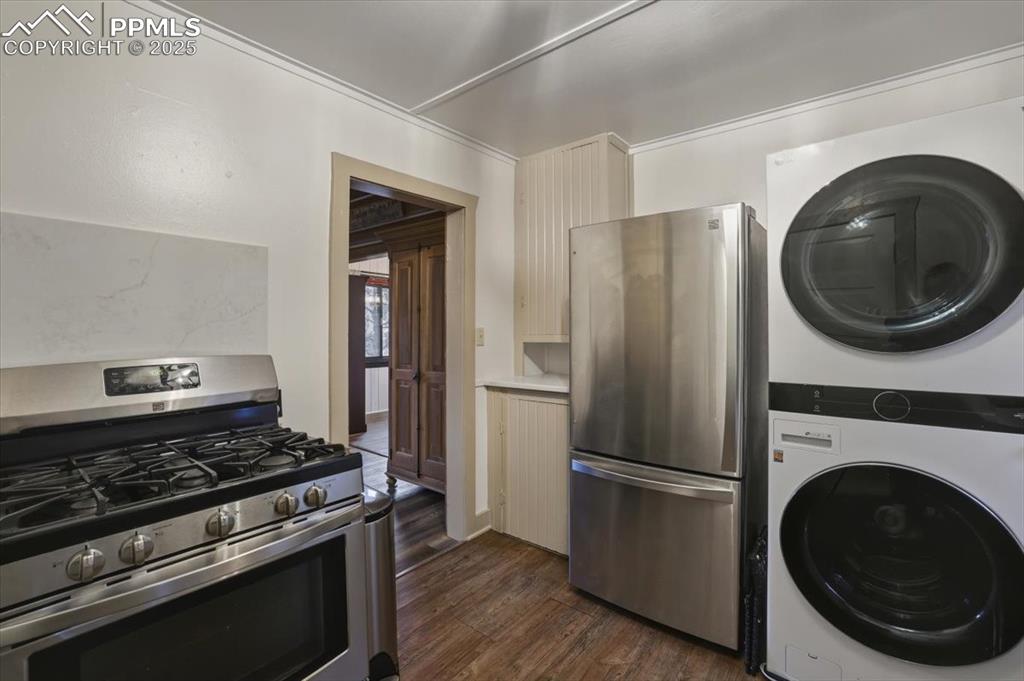 9445 Mohawk Trail Cascade, CO 80809 - Photo 16 of 47 a kitchen with a stove top oven and refrigerator