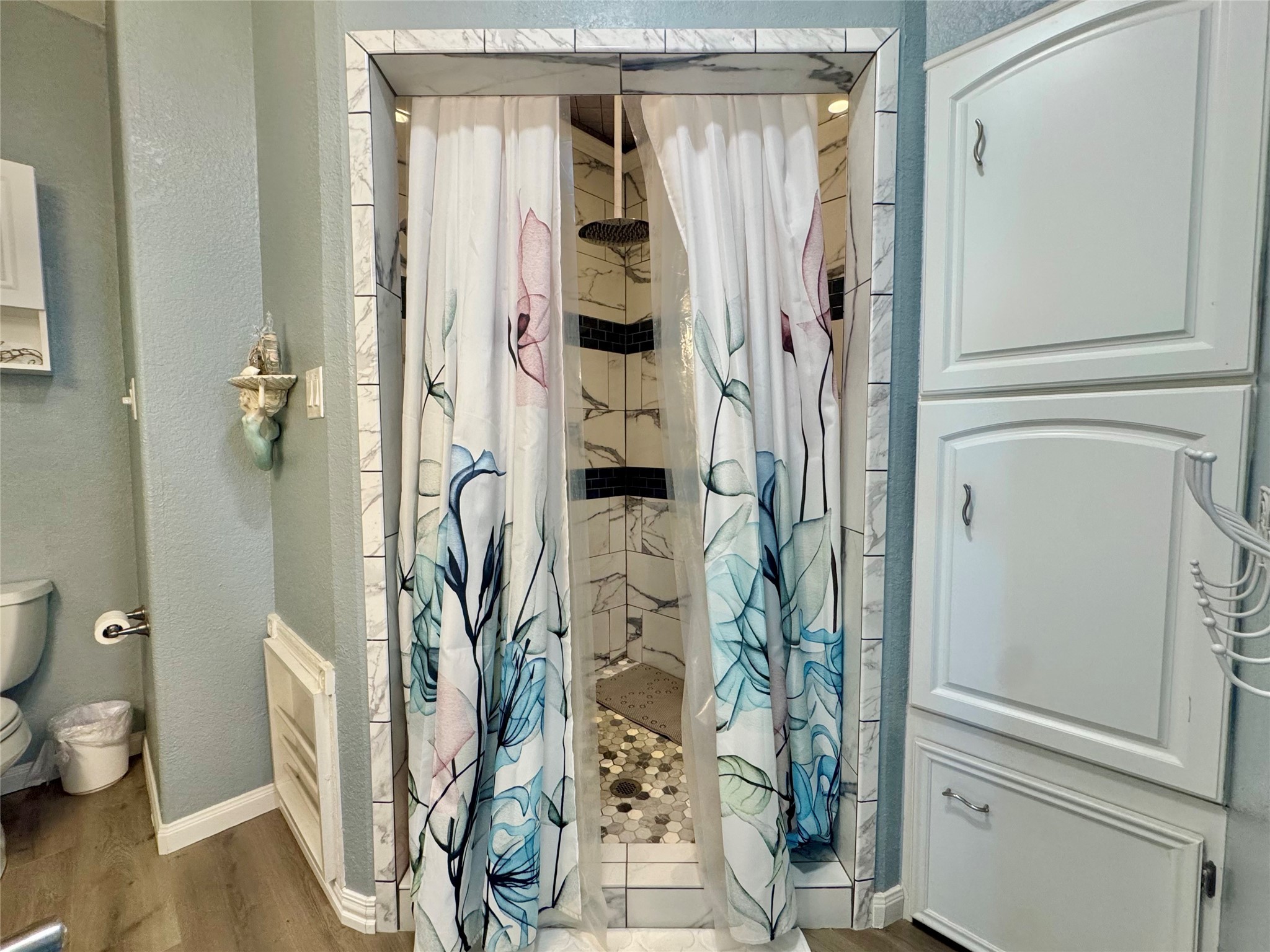 101 Salt Grass Avenue Surfside Beach, TX 77541 - Photo 20 of 48 a bathroom with a shower