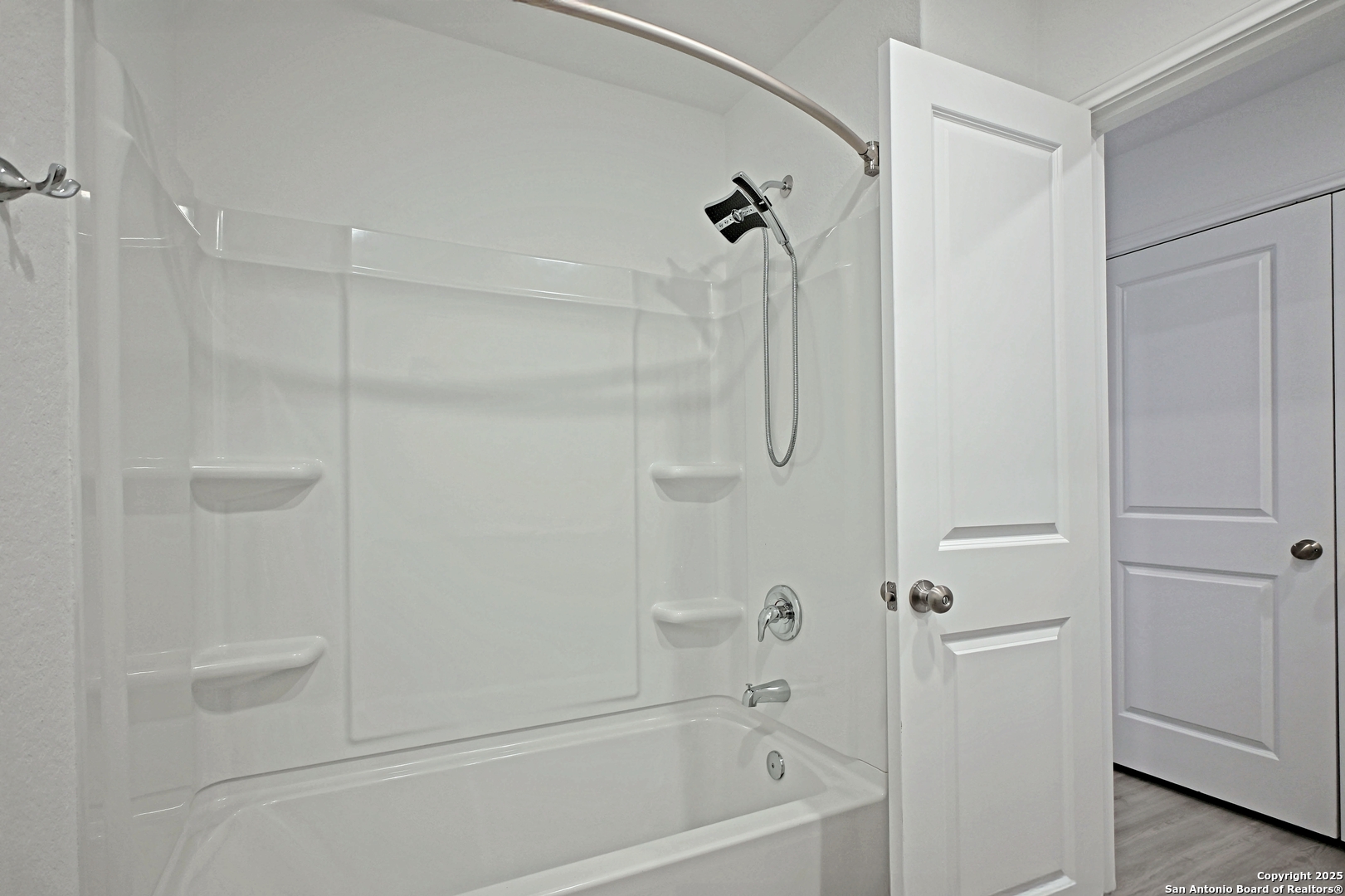 5925 San Geronimo Seguin, TX 78155 - Photo 6 of 29 a bathroom with a bathtub