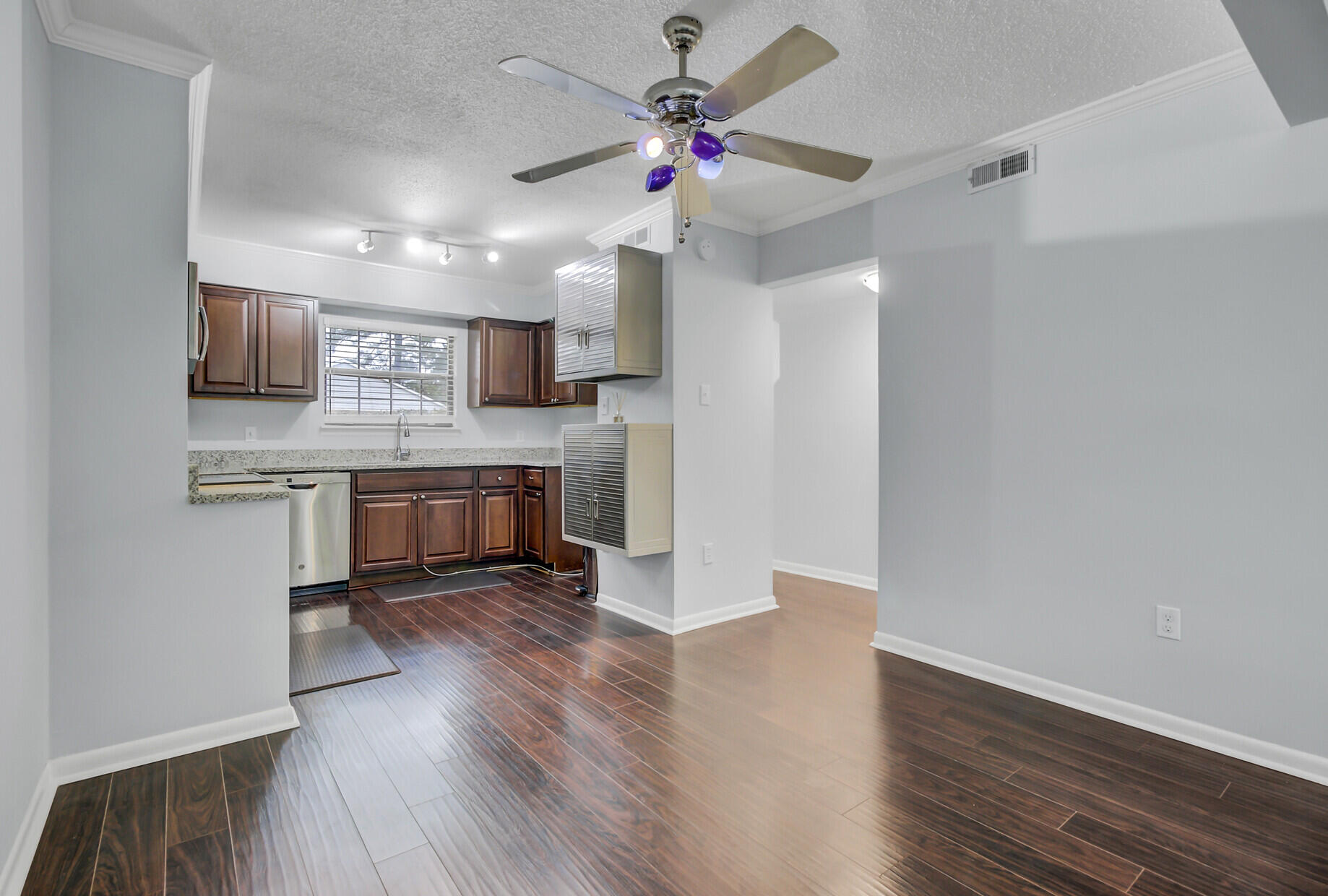 2362 Parsonage Road, Unit 13J Charleston, SC 29414 - Photo 5 of 19 Dining Area & Kitchen