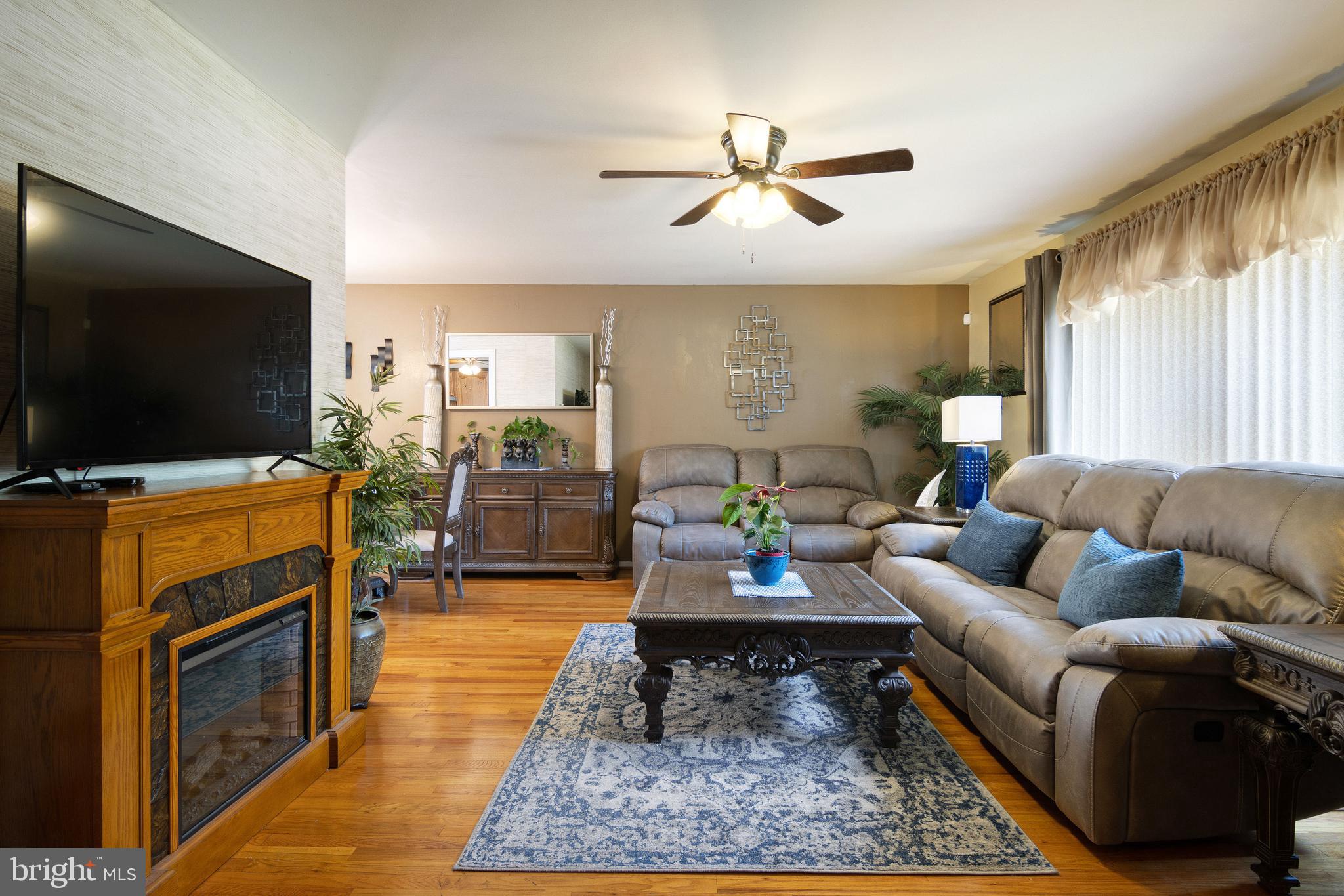 215 Ridgely Road Glen Burnie, MD 21061 - Photo 4 of 26 Living room