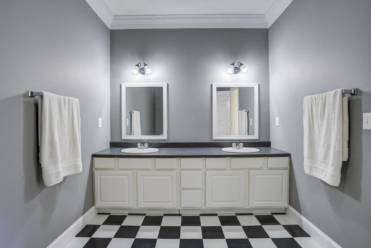 2534 Siam Road Elizabethton, TN 37643 - Photo 44 of 61 upstairs bath