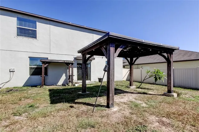a view of back yard of the house