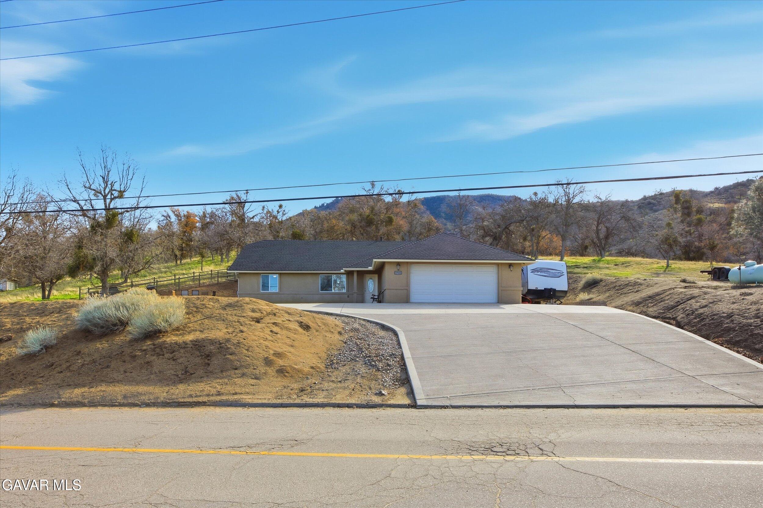 17820 Bold Venture Drive Tehachapi, CA 93561 - Photo 15 of 50 front view of house with a yard
