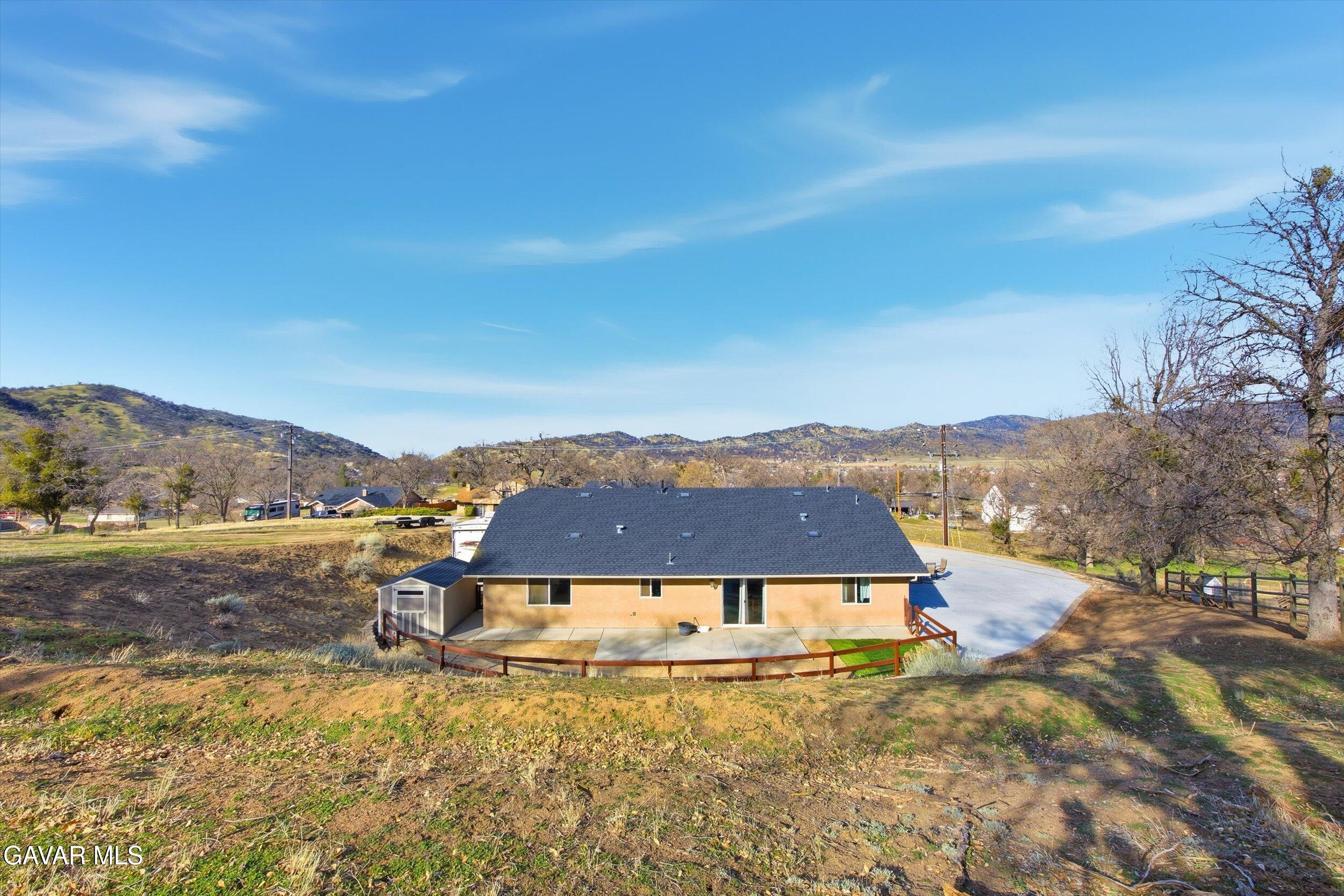 17820 Bold Venture Drive Tehachapi, CA 93561 - Photo 4 of 50 a view of a house with a mountain