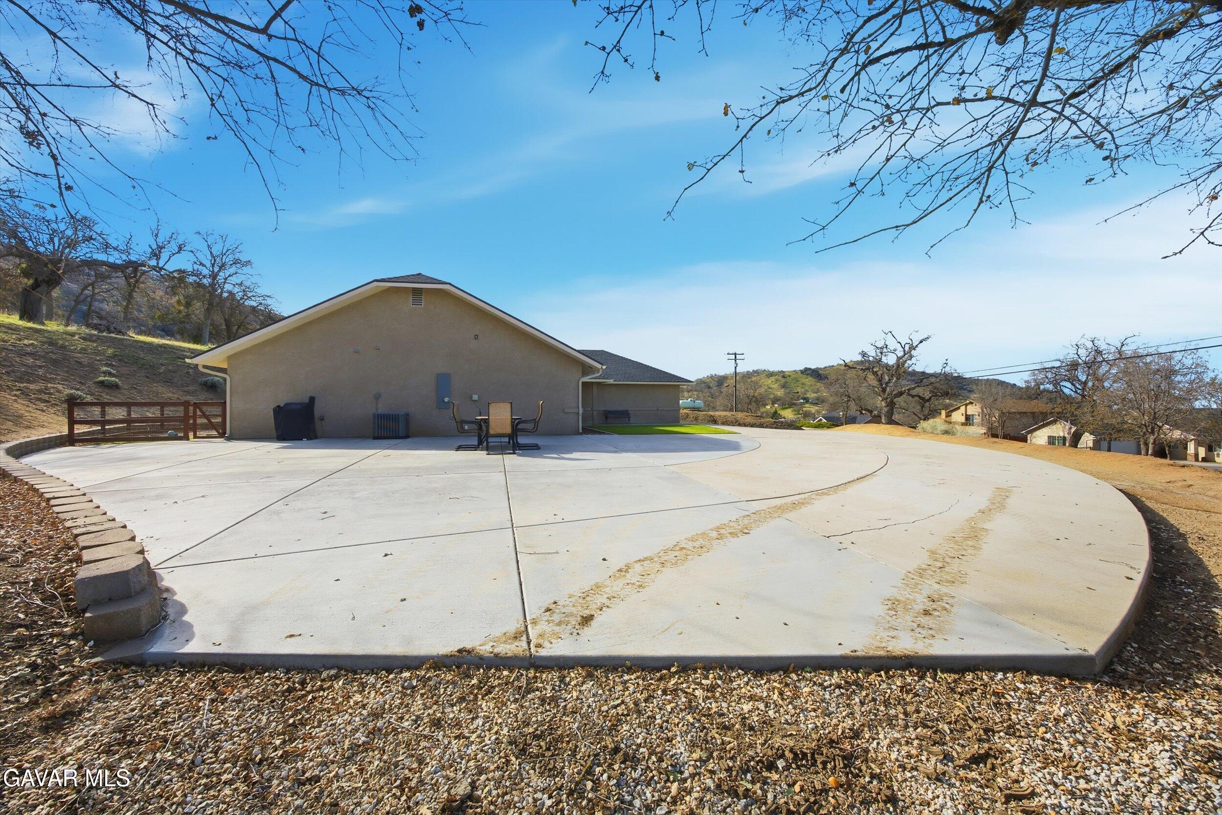 17820 Bold Venture Drive Tehachapi, CA 93561 - Photo 43 of 50 a view of a dry yard with wooden fence