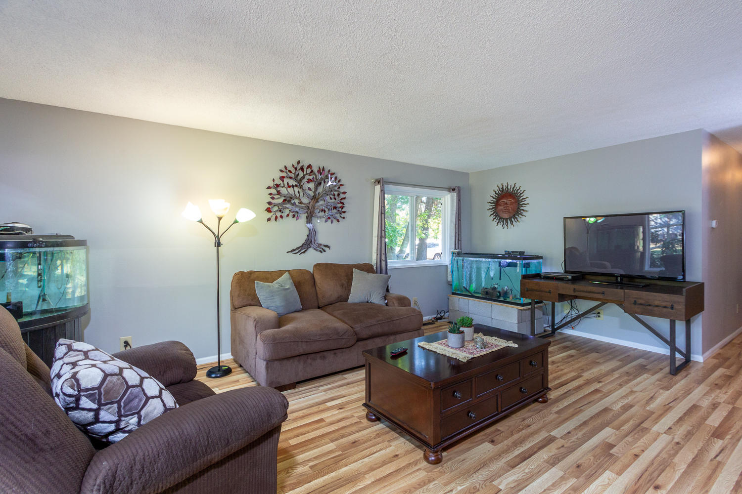 20388 Rae Road Bend, OR 97702 - Photo 15 of 30 Living room from far wall