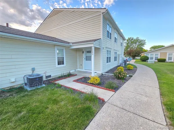 $181,900 | 39845 Village Wood Lane, Unit 379, Novi, MI 48375