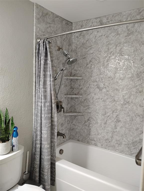 1954 Rambling Ridge Lane Carrollton, TX 75007 - Photo 18 of 23 Full bathroom supports the 2nd and 3rd bedrooms.