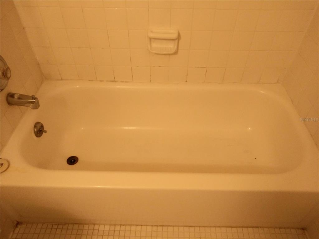 127 Springwood Circle, Unit H Longwood, FL 32750 - Photo 7 of 12 a bathroom with a bathtub