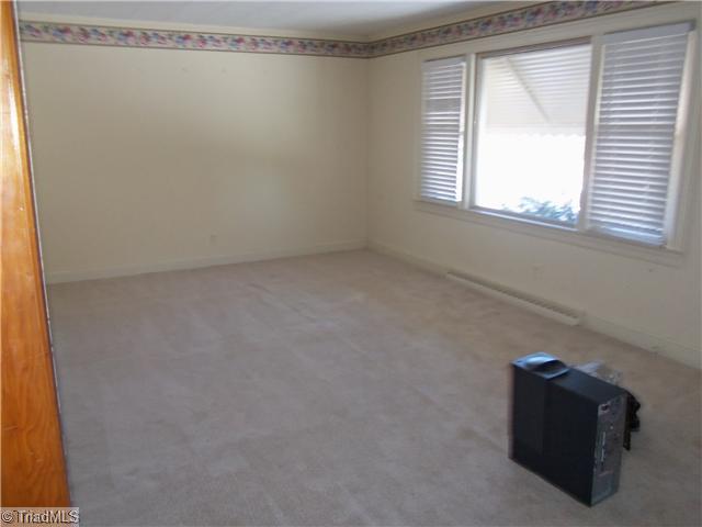 999 Quaker Road Mount Airy, NC 27030 - Photo 4 of 8 Living Room.