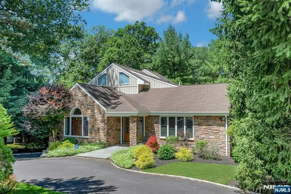 $1,399,900 | 27 Hamilton Drive West, North Caldwell, NJ 07006