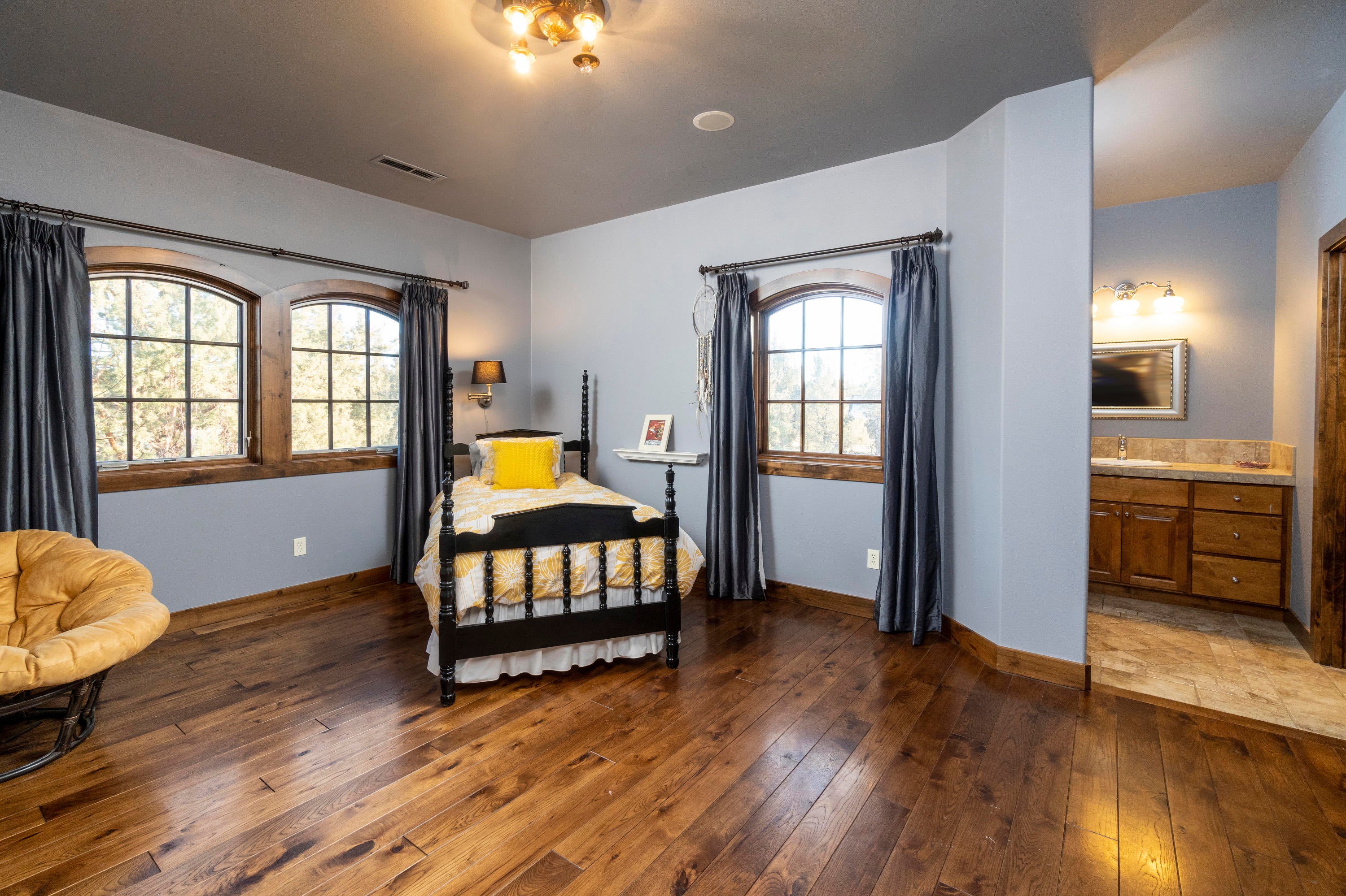 61860 Gosney Road Bend, OR 97702 - Photo 28 of 42 One of the Jack and Jill bedrooms