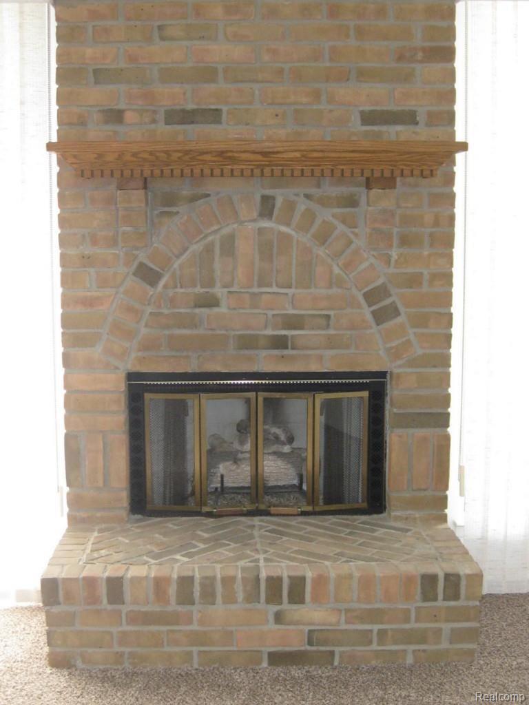 519 Tennyson, Unit 23 Rochester, MI 48307 - Photo 6 of 33 Tennyson Liv Rm gas fireplace.jpg