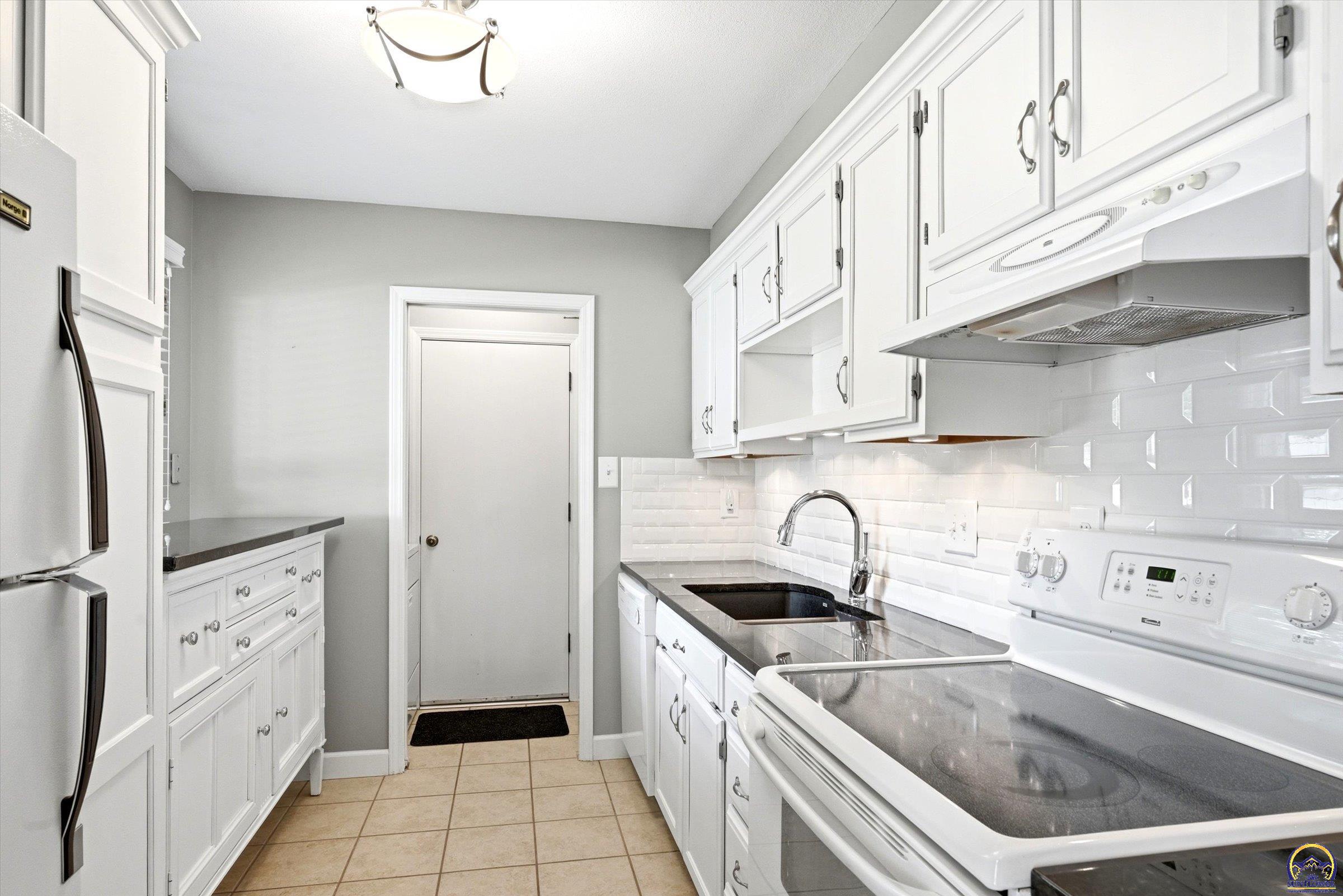 5500 Southwest Stonegate Court Topeka, KS 66606 - Photo 7 of 32