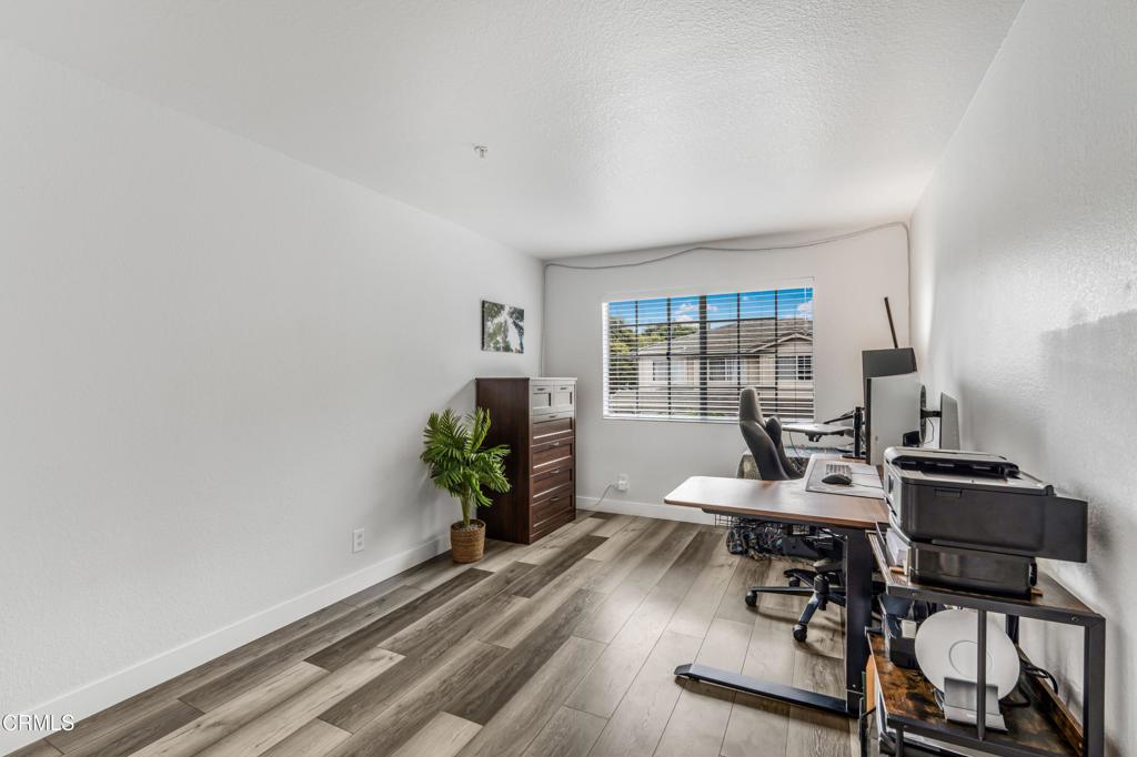 517 Orilla Walk Oxnard, CA 93030 - Photo 22 of 34 a workspace with furniture and a window