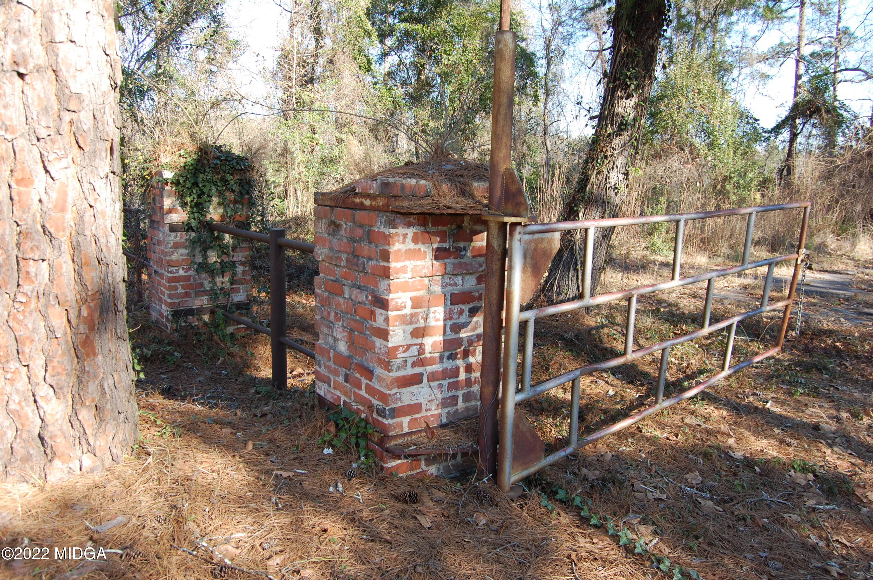 2802 Jeffersonville Road Macon, GA 31217 - Photo 31 of 32 a view of a yard with wooden fence