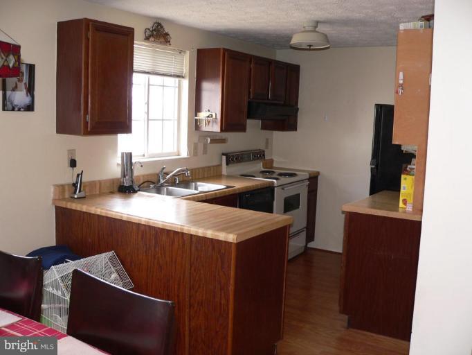 1417 Farmcrest Way Silver Spring, MD 20905 - Photo 6 of 18 Fully equipped kitchen