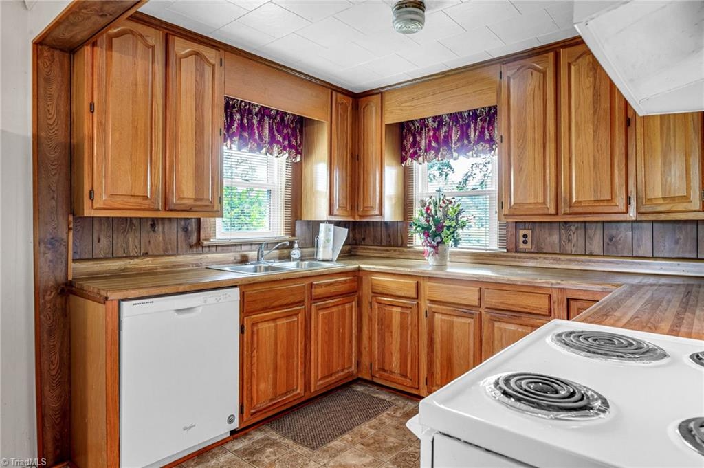 1090 Watt Stevens Road Danbury, NC 27016 - Photo 25 of 49 Kitchen