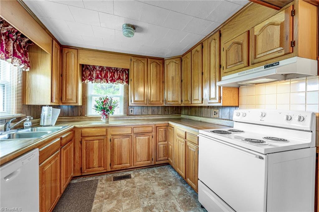 1090 Watt Stevens Road Danbury, NC 27016 - Photo 26 of 49 Kitchen
