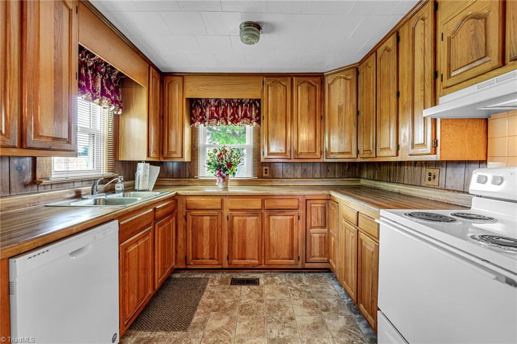 1090 Watt Stevens Road Danbury, NC 27016 - Photo 3 of 49 Kitchen