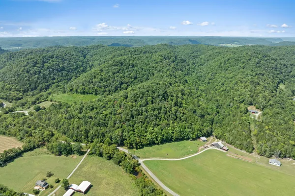 $899,950 | 142 Tobe Lane, Celina, TN 38551