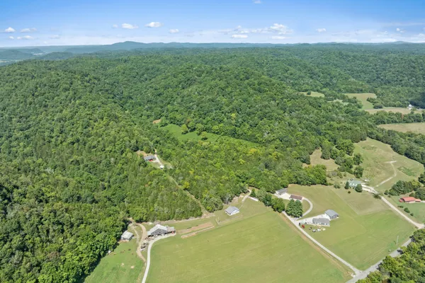 $899,950 | 142 Tobe Lane, Celina, TN 38551