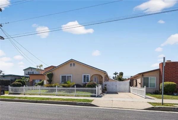 $895,000 | 11951 Oxford Avenue, Hawthorne, CA 90250