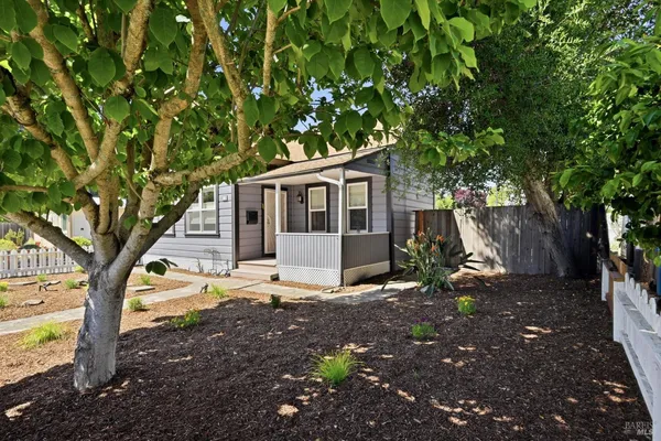a view of a house with backyard