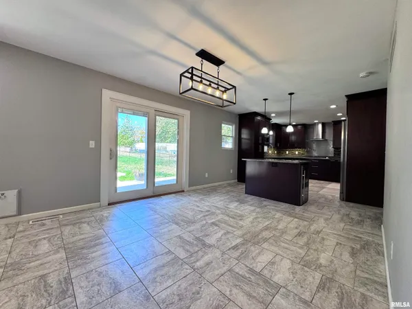 $254,500 | 524 Meadow Drive, Macomb, IL 61455