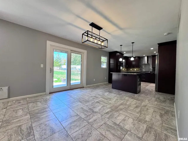 $269,500 | 524 Meadow Drive, Macomb, IL 61455