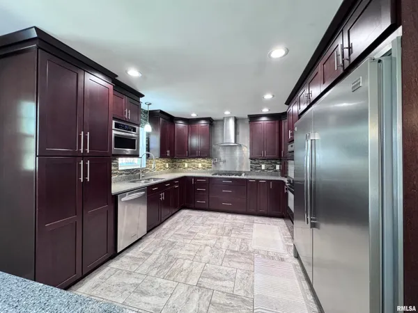 $254,500 | 524 Meadow Drive, Macomb, IL 61455