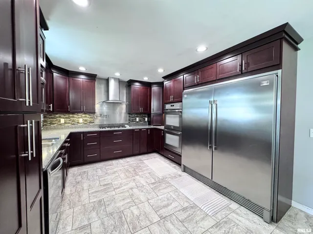 $269,500 | 524 Meadow Drive, Macomb, IL 61455