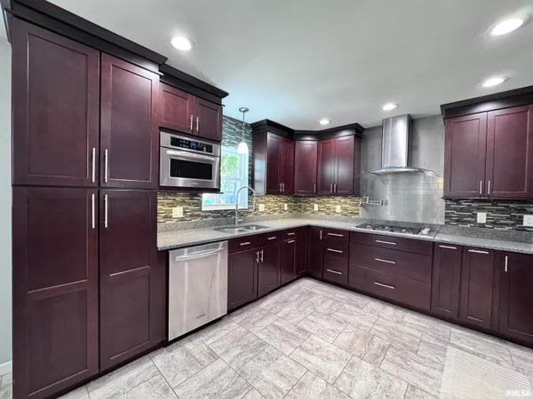 $254,500 | 524 Meadow Drive, Macomb, IL 61455