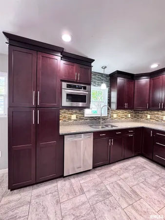 $254,500 | 524 Meadow Drive, Macomb, IL 61455