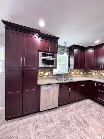 $269,500 | 524 Meadow Drive, Macomb, IL 61455